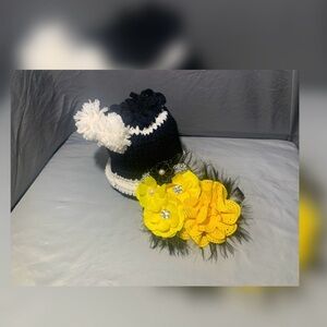 I’m selling black, white purse and black and yellow bow.
